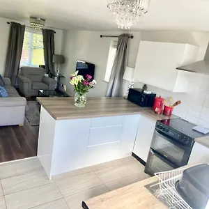 Cheerful 2-bedroom With Free Parking Roughhill
